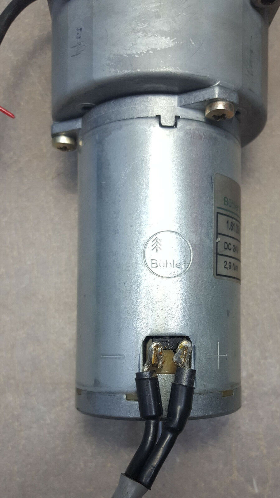 Motor de engranajes de CC de alto par Bühler 1.61.050.463, 24 VDC, 46.7:1, 253/9, 2.9Nm, 1.8A- ( USADO )