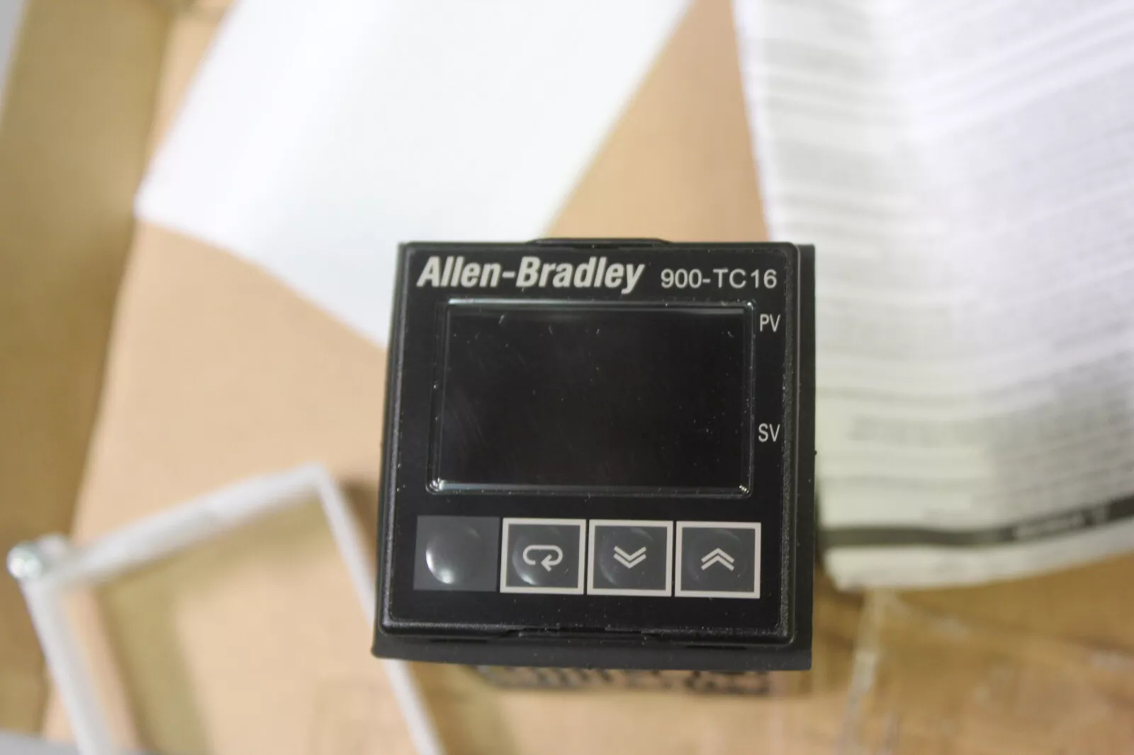 CONTROLADOR DE TEMPERATURA ALLEN BRADLEY 900-TC16RGTZ25 SER B