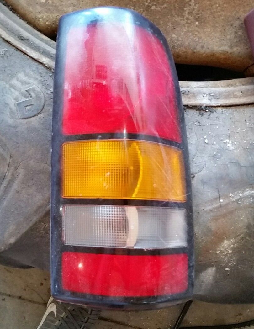 99-06 CHEVROLET SILVERADO CROMO/ROJO EURO ALOJAMIENTO LED LUCES TRASERAS -USADAS-