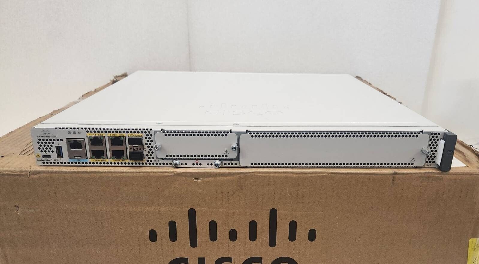 CISCO C8300-1N1S-4T2X CATALYST 8300 EDGE ROUTER SWITCH 4 PORT 1G 2 PORT 10G 8 USADO )