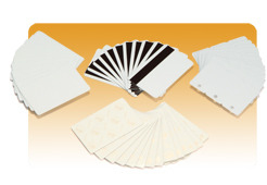 Zebra Tarjeta de PVC con Adhesivo en Reverso. Color blanco. 10 mil con 14 mil Mylar release liner - 24 mil total grosor. Paquete con 500 tarjetas 104523-010